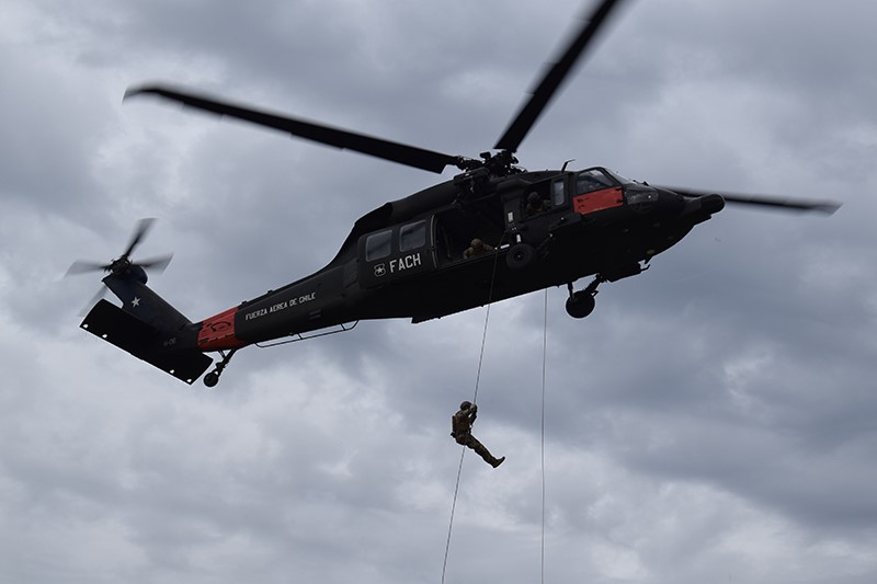 Helicptero Sikorsky MH-60H de la Fach en un ejercicio Fast Rope con personal de FFEE (Foto Web Fach)